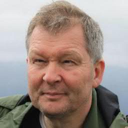 Rød SV'er. Tillitsvalgt i Fagforbundet. Katteelsker. Fuglemater. Humorist og apokalyptiker.