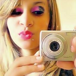 Sou geminiana, tenho 18 aninhos, estou cursando o ensino superior na área da enfermagem *-*, sou chata,ciumenta,feia e se quiser saber mais só seguir s2 ;)