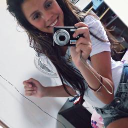 Eu erro. Perco a paciência e me estresso facilmente. Choro por besteira e dou risada do nada.