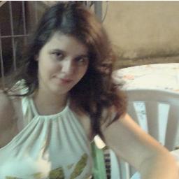 Sou apenas uma humana perdida em fantasias e em sonhos que são a unica coisa que me dá forças pra continuar. 
Sigo todos de volta *-*