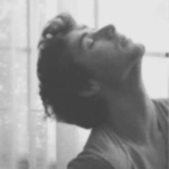 عإشق لِ فٺإهہْ عيِنإها قِصہّ غرامْ , خربّشإتيء فِ مُفضلِتيْ .