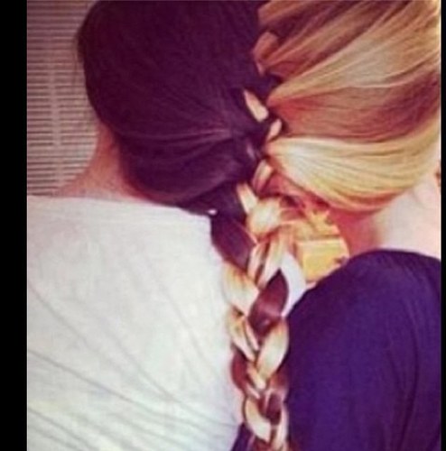 Brown hair for life 
Bff is a blonde! 
Love the beach & mountains!
Follow me & ill follow back!