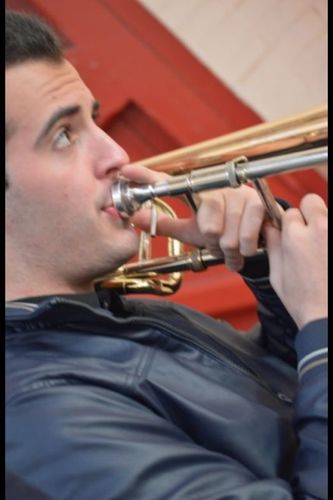 Trombonista del Real Conservatorio Superior de Música de Granada. Especialidad en contratiempos.