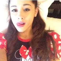 Hey Im Lili im Single and im the biggest loser in school my PERFFECT Little Sister @katiepetersJF {CRUSHING ON SOMEONE :333}