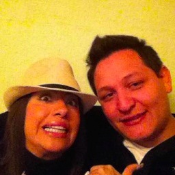 DanieluxJR's profile picture. Y tras despertarse por el beso de su príncipe azul, la Bella durmiente le miró a los ojos y dijo: 5 minutitos más, porfis