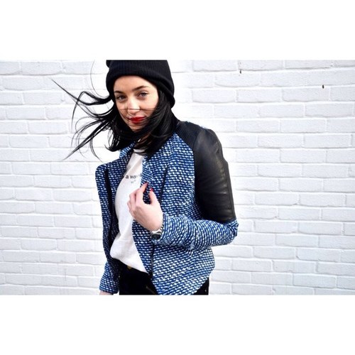 Journalism & PR student. Believer in the healing power of shoes, music & baked goods.