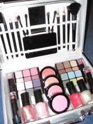 glossybox_up's profile picture. Wil je alles over make-up weten ga dan naar deze twittter? :) x sophie kiki en esra