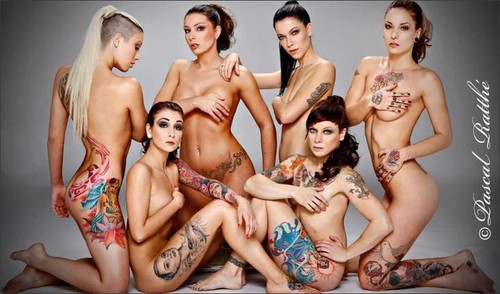 love girls n tattoos i will rtweet your pics.