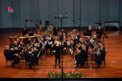 Dirigent Ellis Nijdam, fanfareorkest en dweilorkest FF Blazen