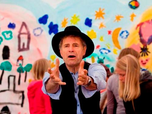 Camping Bakkum verandert in een cultuurfestival. Sprookjes, de liefde, verleden, heden en toekomst, alles komt voorbij.