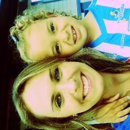 Formada em Educação Física, Pós Graduada em Educação Física Escolar e a mulher mais feliz do mundo por ter o dom de ser mamãe da Isabelle!