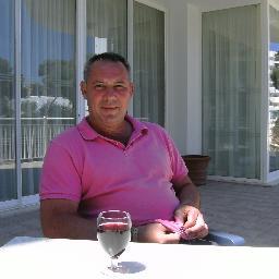 Painter & Decorator Prompt professional and personal service. Full service,interior and exterior. wallpapering,tiling,coving,ames taping, advice offered
