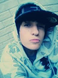 Se minha presença te incomoda,simples,enfia o dedo no C~ e roda. @ClubeFollowBack 100% Follow