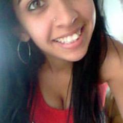 Dramática, irritante, carente, louca, irônica, desligada, chata e muito ciumenta. Prazer, Lettíciaa menndes   ;* '