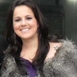 Sou uma mulher q age, uma menina q erra. Pés no chão, mas gosto d voar alto. Vezes frágil, mas forte o suficiente. Tenho no ღ: Deus, Família e Amigos, sempre!