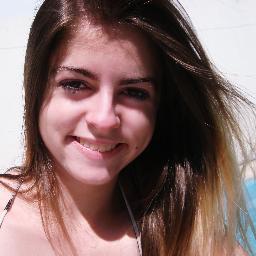 1994, 24 anos, capricorniana, gremista, tecladista, compositora, estudante de arquitetura, gaúcha.