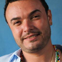 Fred Tavares faz parte da nova geração do samba carioca.
 Moro onde a vida mora