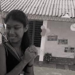 V_C4r0's profile picture. detrás de todo hombre... hay una mujer haciéndole gestos