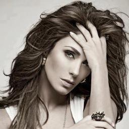 Una absurda mas en un cuento que no existe.Ella me hipnotiza porque es mi delirio.Nunca dejen de soñar.Por y para Anahi Puente Portilla.Desde el 27.O9.12*