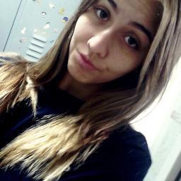'' Bem leonina, menina, mandona Linda, sabe da sina,mina valentona Fina, cheia de razão,rainha, foliona ''