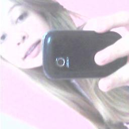 ~ eu não sou uma garota nem ainda uma mulher. tudo que preciso é tempo, um momento que seja só meu .-.