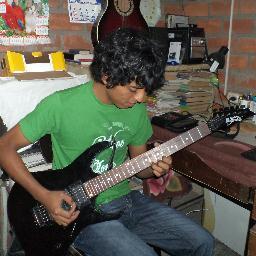 Bueno nací, crecí y sigo creciendo siempre apasionandome mucho en la guitarra y el rock lml lml lml lml