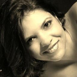 Virginiana com ascendência em Sagitário, 28 anos, mãe da Melissa e da Lívia, apaixonada por elas, mais feliz do que nunca!