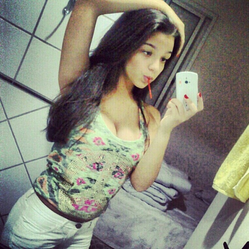 15 anos, aquariana, curiosa, agitada, teimosa.. pra saber mais, só conhecendo kkk BPR's kik: Maa_lopes, insta: maa_lopes