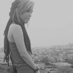 Mais conhecida por Dinha ou Mina dos Dreads, 18 anos, Sapa, Sou normalmente alegre mas não se esqueça q sou mulher e tenho tpm! Amo Musica Eletrônica e Reggae ♫