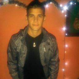 Soy un chico q me gusta mucho joder:P .Me considero  inquieto, no puedo star en un solo lugar metido m ostino t-t xd simplemente vivo la vida feliz:D