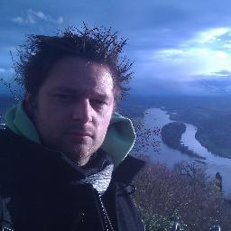 Directeur d'un centre de loisirs à Fécamp. J'aime ma Normandie natale, le foot, troller et ta sœur.