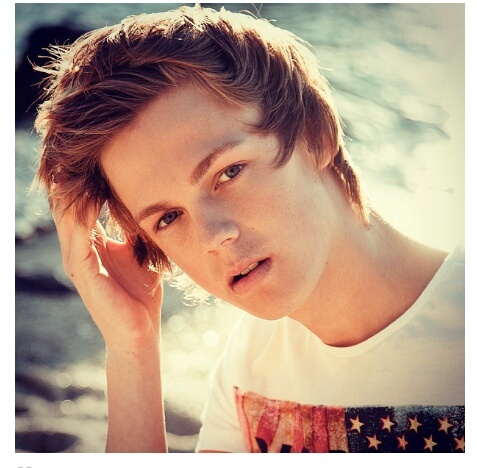 @Caspar_Lee follow me. Hi, Caspar Lee is my favourite youtuber, his videos are amazing! follow for a follow back x