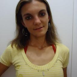 Tenho me perguntado Pra ser feliz Do que o ser humano necessita ? O que é que faz a vida ser bonita ? a resposta, onde é que está escrita ? ((: