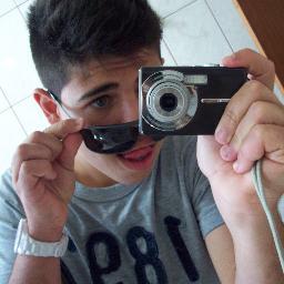 moreno,olho verde,cânceriano, 15 anos , alegre,divertido engraçado