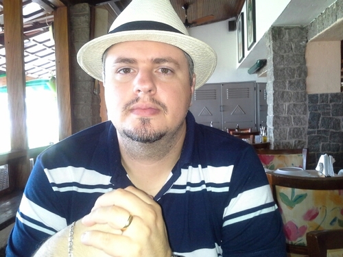 Sou Dentista, tenho 36 anos, curto música pra caramba, especianlmente rock n 'roll e torcedor do Atlético - MG!