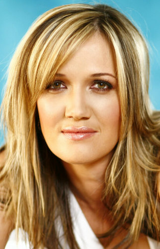 Pinkfluffyuniho's profile picture. Ek is mal oor Juanita se musiek! Sy is een groot voorbeeld vir baie mense!