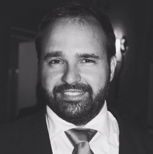 Actualmente Asesor Inmobiliario en Solvia. No lo sé todo, escucho y aprendo. Y siempre con una sonrisa.