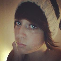 Je m' appelle Laura, j ai 18 ans. J aime la musique, le dessin et sortir avec mes amies.