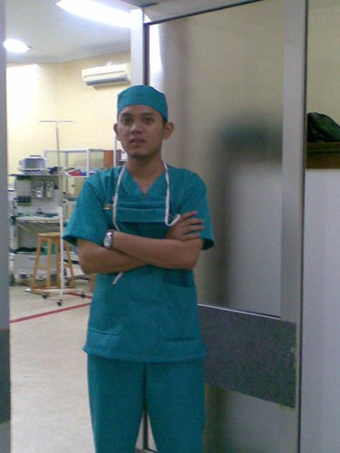 janganlah kamu mengeluh tangan yang belum bisa gapai bintang,, namun bersyukurlah kamu atas kaki yang masih bisa menginjak bumi.