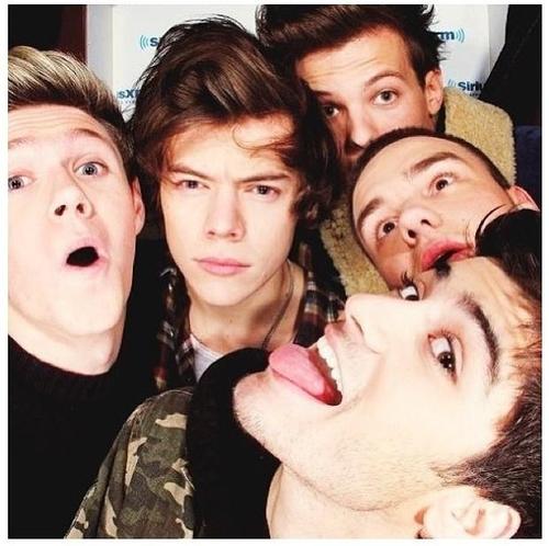 2 ordinary teenagers fangirling over 5 boys who doesn't even know we exist. 2/5 of #LiloGangsta