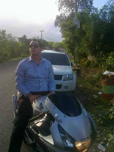 Profesión: Dr. En Medicina 
Intereses: me gustan los carros clásicos, los motores y los deportes extremos.
Defecto: Enamorado y loco
20/05/1988