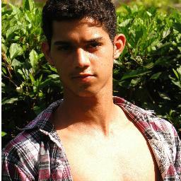 Geminiano, baiano, jequieensse, flamenguista, 19 anos, chocolatra, odeio matematica, qer saber mais?.. follow-me ;)