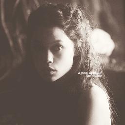 Distrito 4. Mujer de Finnick Odair, a quien amo. No estoy loca.. Aunque todos piensen eso de mi. Mi principal arma: Nadar Sigueme y te sigo