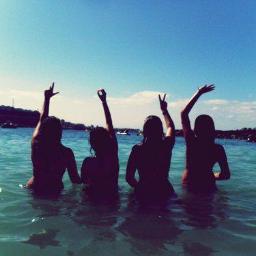 Somos cuatro amigas ☺♥
Damos #FollowBack