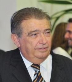 Gosto de futebol, política e família.