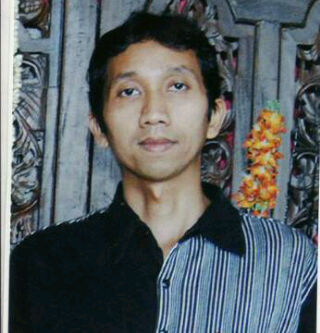 Bachelor of Law, worked in a Bank, warga biasa non partisan. Lebih suka jadi orang Indonesia drpd jadi orang ketiga