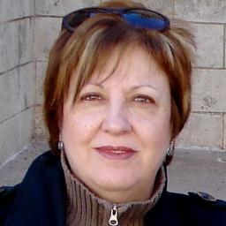 Mi mundo gira alrededor del arte. Editora, poeta y escritora . 
 Además me fascina el mundo de la imagen, el arte digital, al igual que la fotografía.