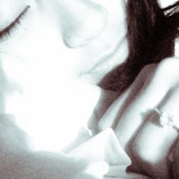 Ella era como el sol y su sonrisa como la luna que limpiaba mis preocupaciones.
Y él era como la lluvia que me calmaba y me daba un nuevo comienzo  ❤
