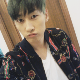 สวัสดีครับ ผมอึนฮยอก ทักผมได้น่ะครับ ผมหล่อครับ คุยเก่ง และเกรียนครับ