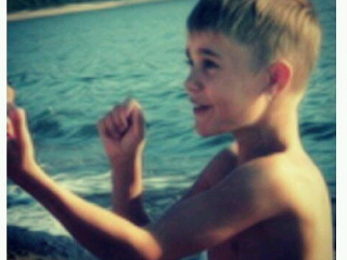 No es el famoso que ahora está en la cima, es el chico que cantaba en las escaleras de un teatro. KIDRAUHL♥/ 5 idiotas que me hacen sonreír:3/ Chris Brown grr.